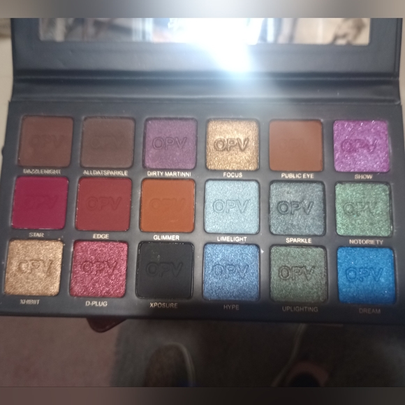 Eyeshadow palette - Picture 2 of 2